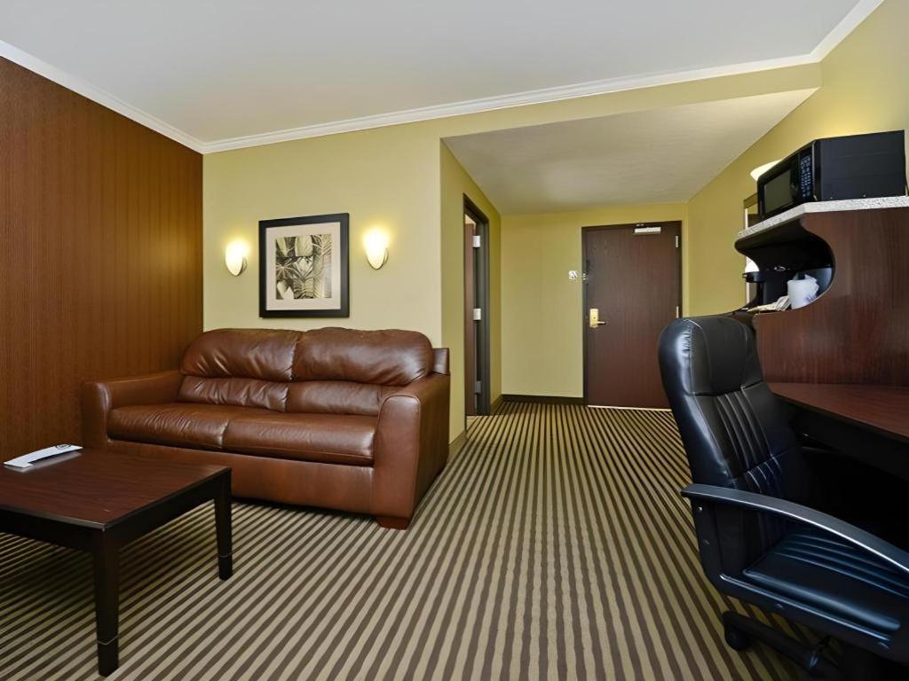 Best Western Plus Olathe Hotel Exterior photo